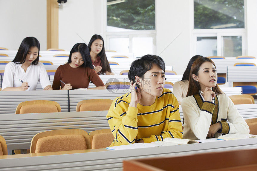 大学课堂上的男女大学生