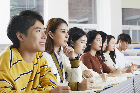 大学课堂上的男女大学生图片