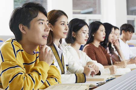 大学课堂上的男女大学生年轻女子高清图片素材