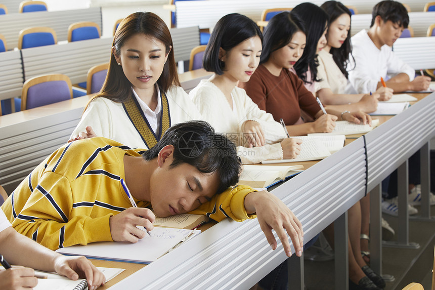 大学生教室睡觉图片