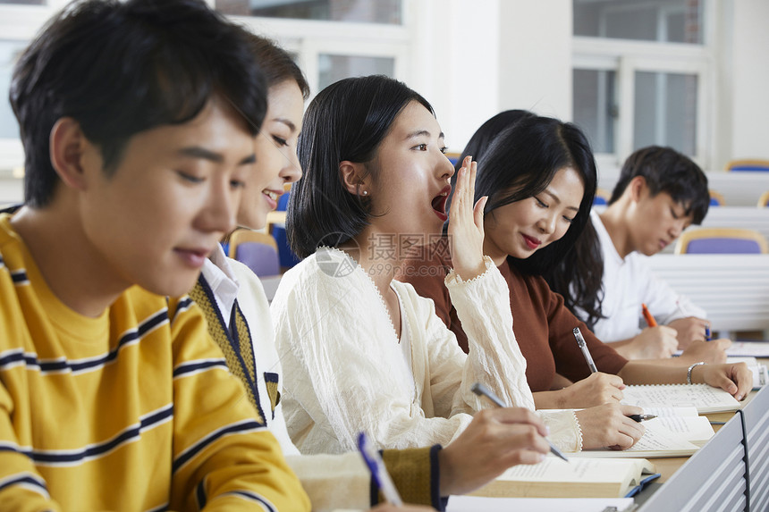 大学生教室听课打哈欠图片