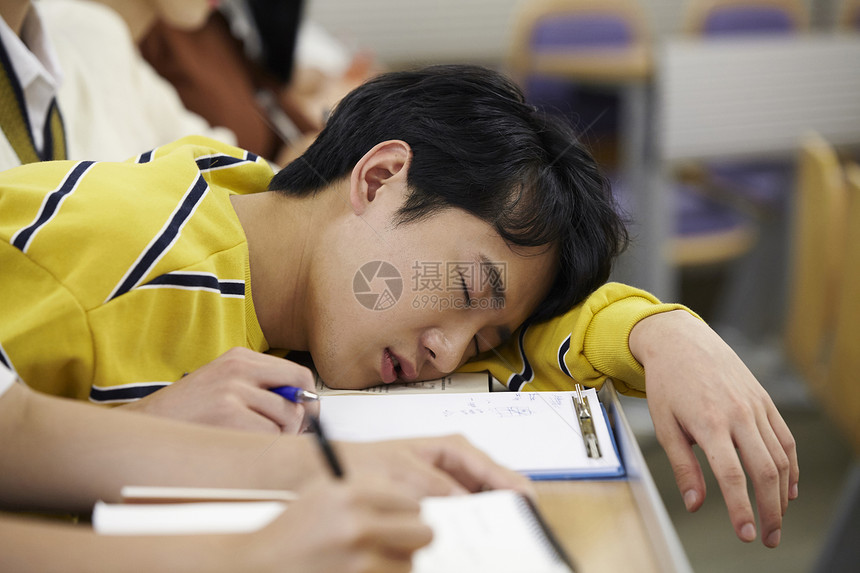 大学生在教室课堂上睡觉图片