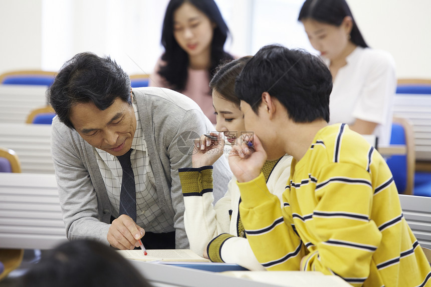 老师指导学生作业