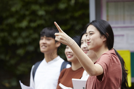 学生们走在一起讨论交谈图片