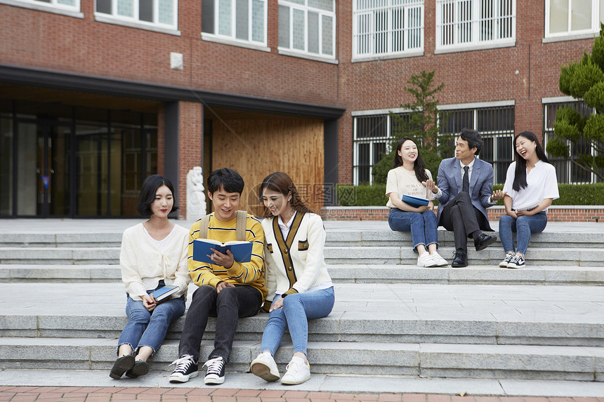 大学教授和学生们围坐在一起分享交流图片