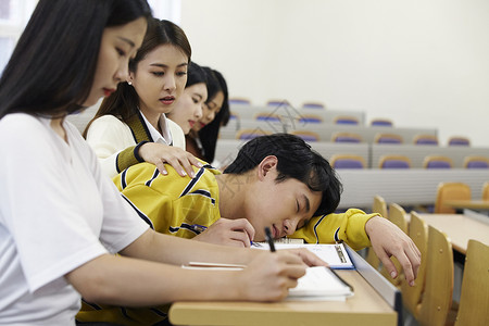 课堂上沉睡的大学生忧郁高清图片素材
