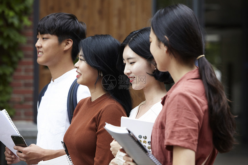 校园里拿着文件的大学生图片