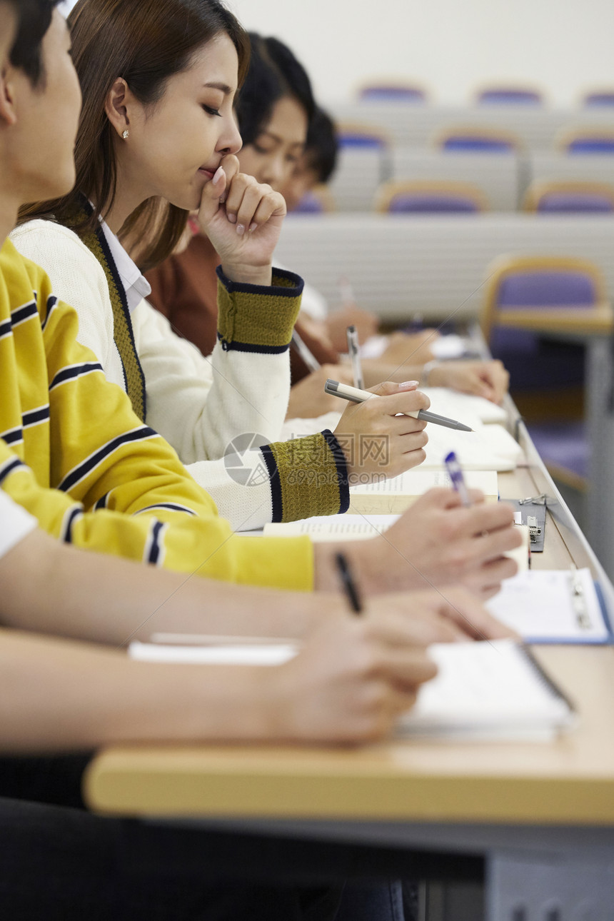 课堂上学习记录的大学生图片