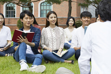 户外上课的青年大学生图片