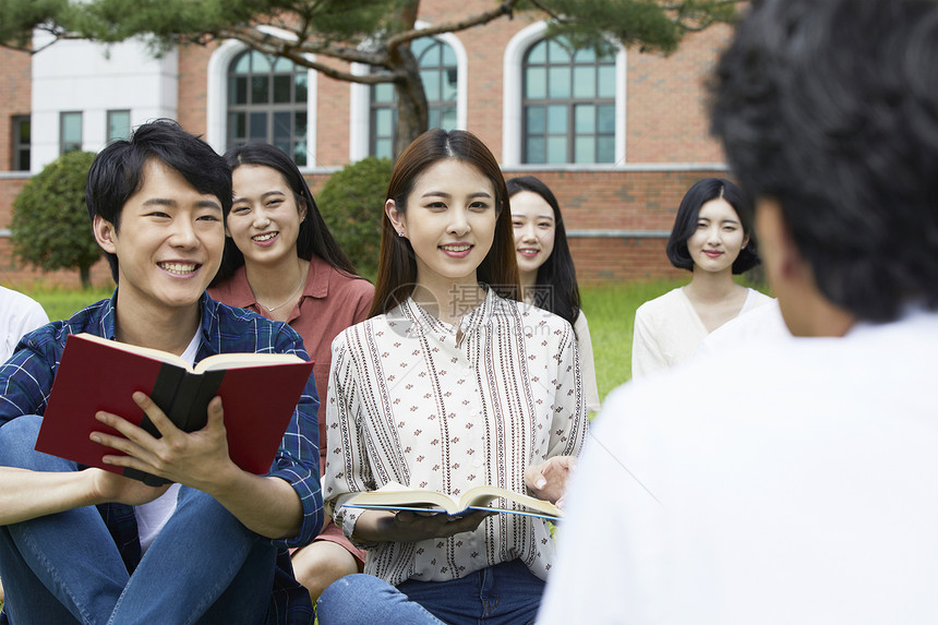 户外拿着书籍上课的大学生图片