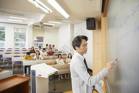 教室白板上写字的教授职业的高清图片素材