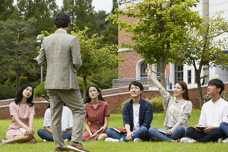 户外草坪上课的青年大学生图片