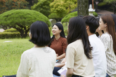 校园草坪上的青年大学生图片