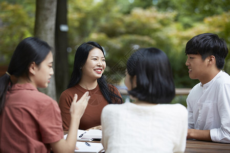 校园里聚在一起聊天的大学生图片