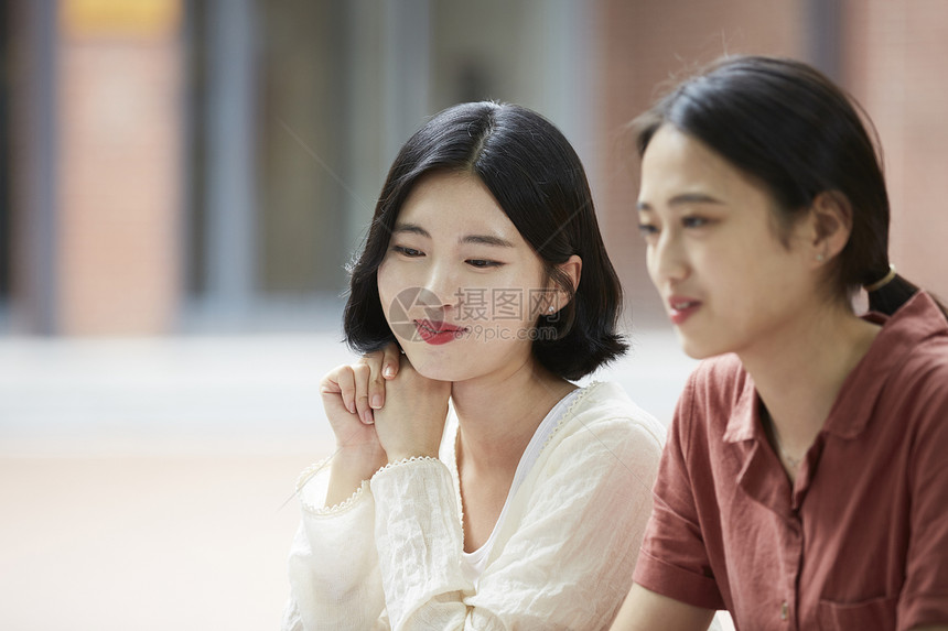 微笑的年轻女性图片