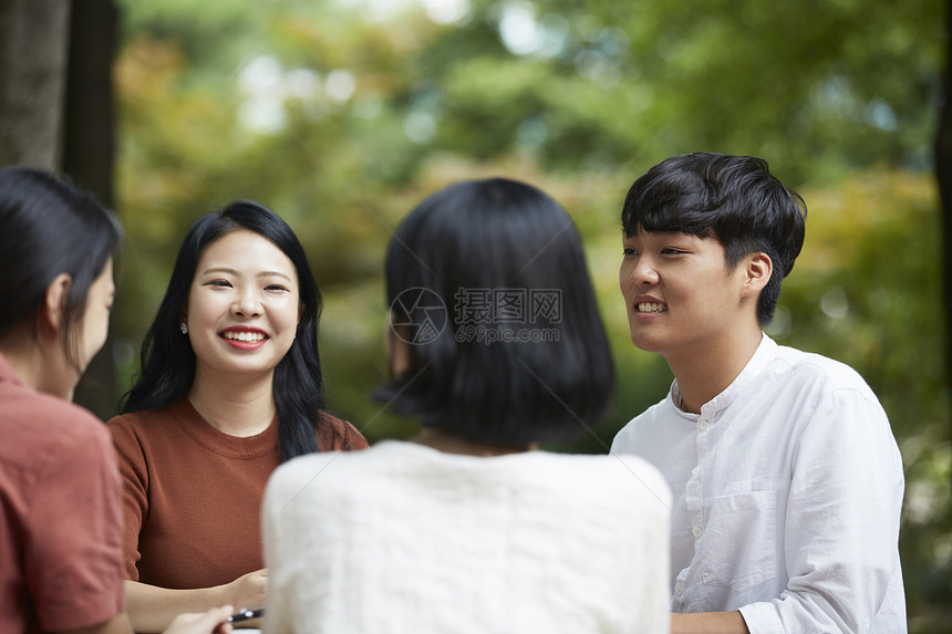 户外聚在一起的大学生图片