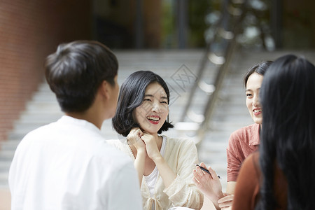 微笑的女大学生图片