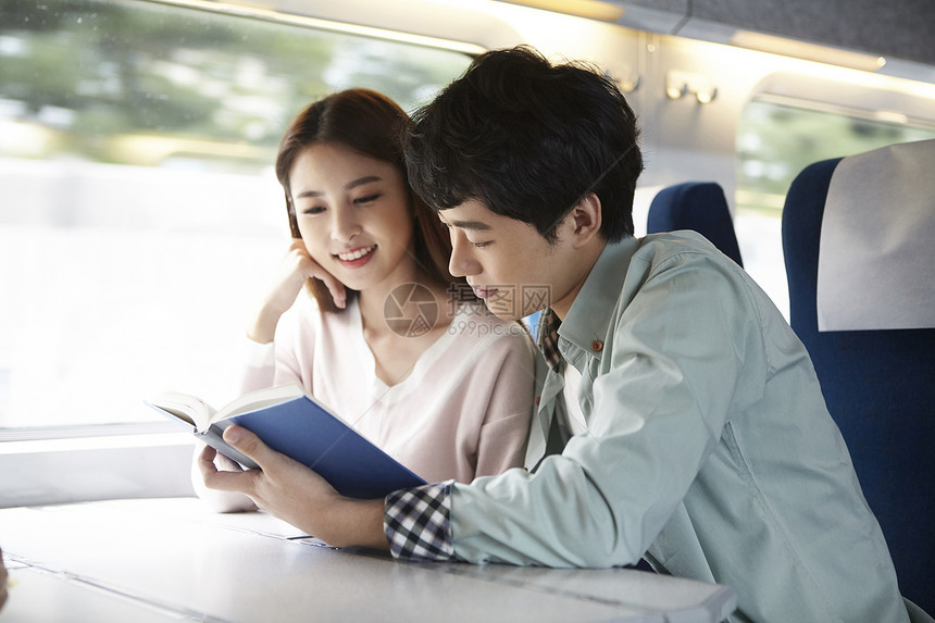 火车上看书开心的情侣图片