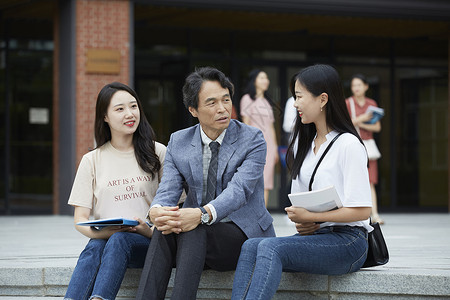 校园里和教授聊天的女大学生图片