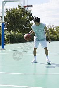 男青年打篮球运球图片