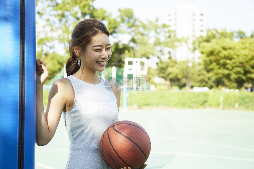 抱着篮球的年轻女孩图片