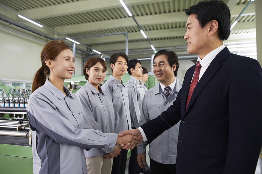 领导跟工厂工人握手慰问图片