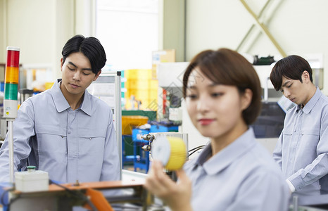 制造工厂生产线工人图片