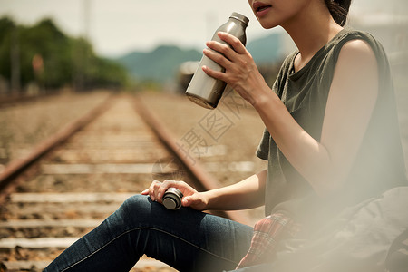 坐在废弃铁道上的旅行者图片