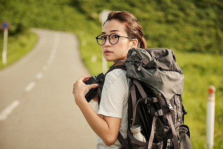 背包客女生户外旅游图片