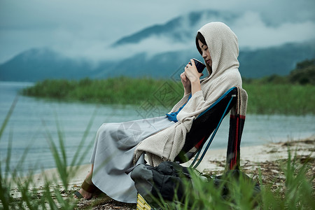 景点吞咽湖泊女背包客湖边茶时间风景名胜高清图片素材