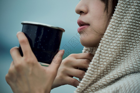 孤旅大头照欢快女背包客湖边茶时间背景图片