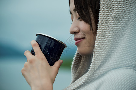 户外手拿杯子喝咖啡的女性下午茶时间高清图片素材