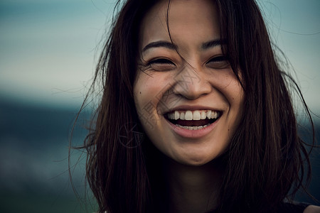 出发背包客游览妇女背包徒步旅行者湖边画象图片