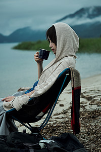 爬山喝快乐的女背包客湖边茶时间露营高清图片素材