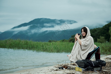 协会成员杯子营地女背包客湖边茶时间青年高清图片素材