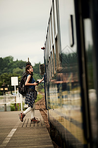 欣赏肖像文稿空间女子背包客家庭火车图片