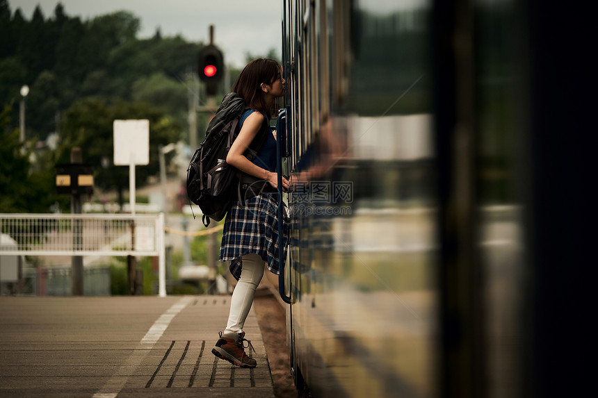 打破快乐酷女子背包客家庭火车图片