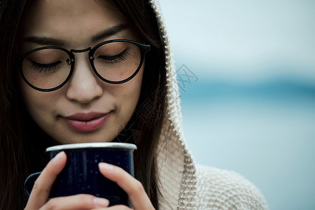少女幸福二十多岁女背包客湖边茶时间观光高清图片素材
