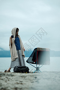 旅行者旅游徒步旅行女背包客湖边茶时间风景名胜高清图片素材