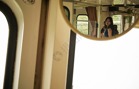 反射眩光笑脸火车的女背包徒步旅行者图片