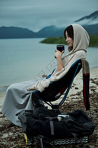 假日假期年轻女背包客湖边茶时间图片