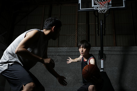 篮球场打篮球的成年男子图片