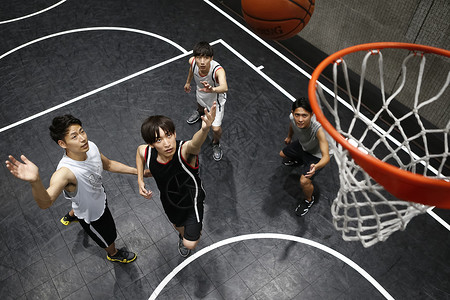 室内篮球场打篮球的运动青年图片