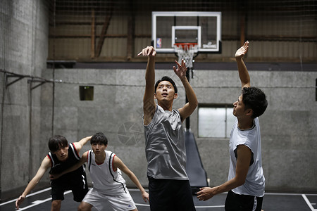 篮球运动场打篮球的运动青年图片