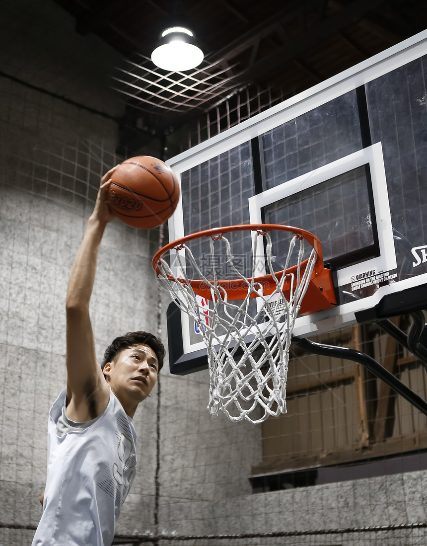 1个人体育馆拍照男子篮球图片
