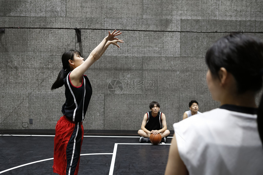 打篮球的女人图片