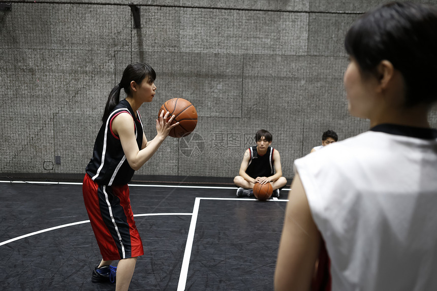 打篮球的女人图片