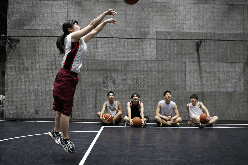 进行篮球训练的大学生图片