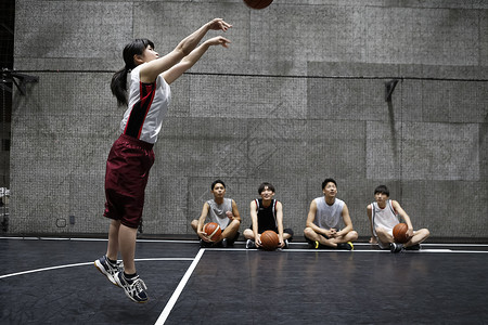 进行篮球训练的大学生图片