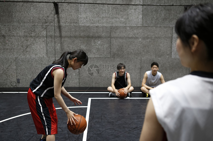 进行篮球训练的大学生图片